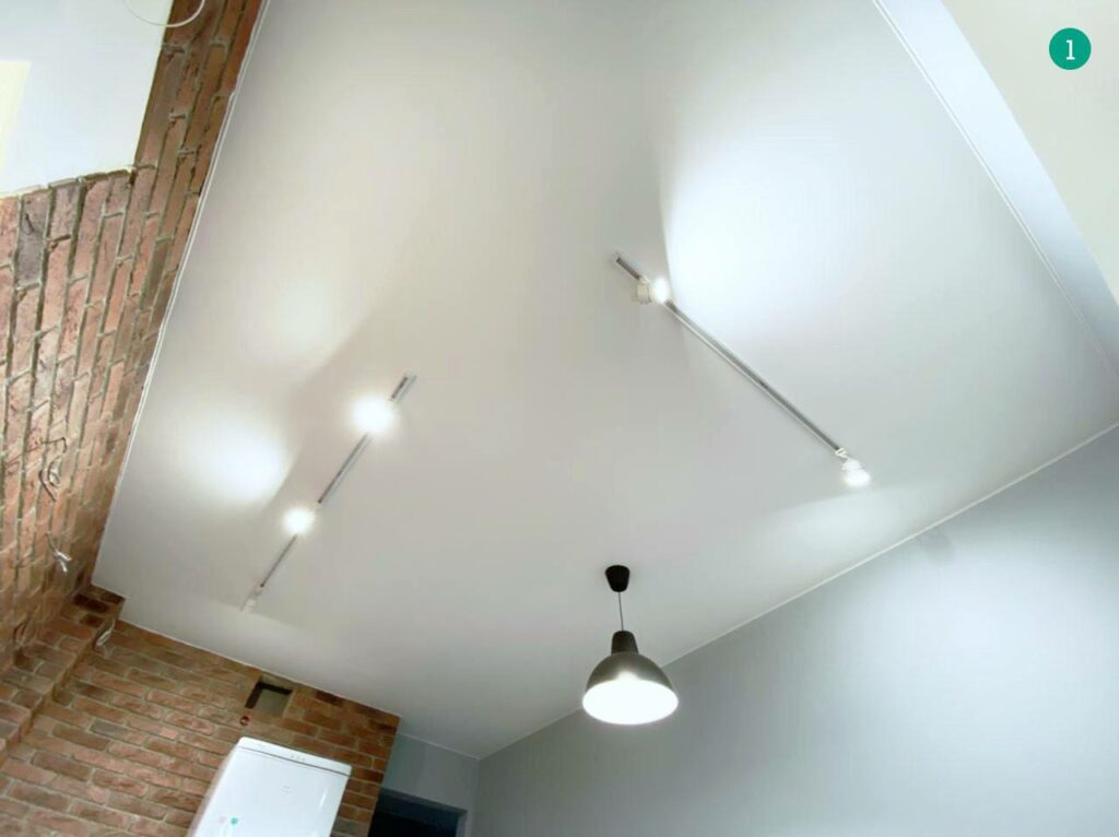 Смотрите, какой потолок можно установить в вашей квартире уже завтра! Подборка новых работ «Репы» и скидка в конце статьи.