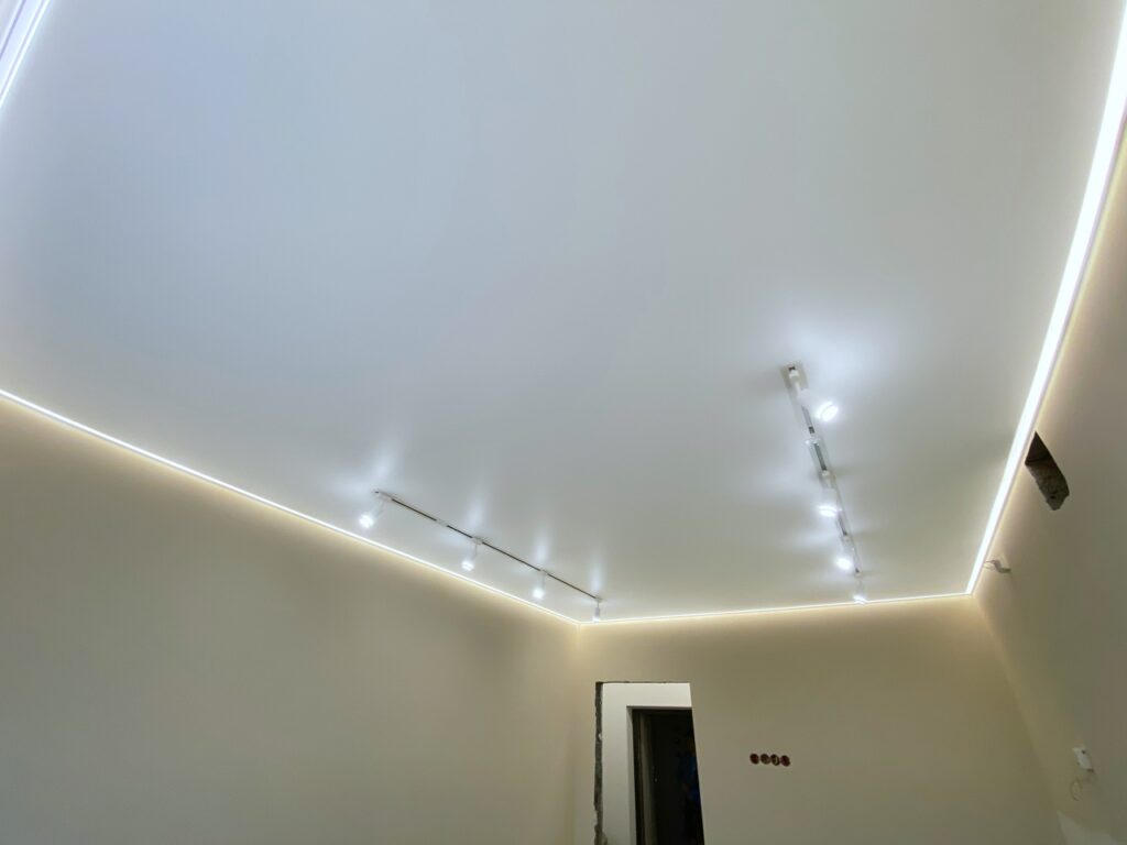 Посмотрите, сколько видов освещения можно совместить в одной квартире благодаря натяжным потолкам!