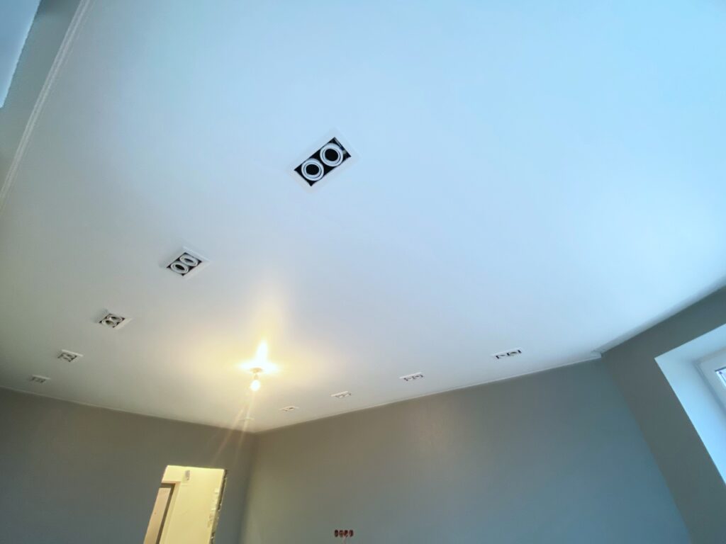 Посмотрите, сколько видов освещения можно совместить в одной квартире благодаря натяжным потолкам!