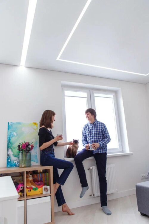 Натяжной потолок со световыми линиями – тренд 2022 года и выбор дизайнеров. Эксперт компании «Репа» ответит: достаточно ли света от парящих линий на натяжном потолке? 💡