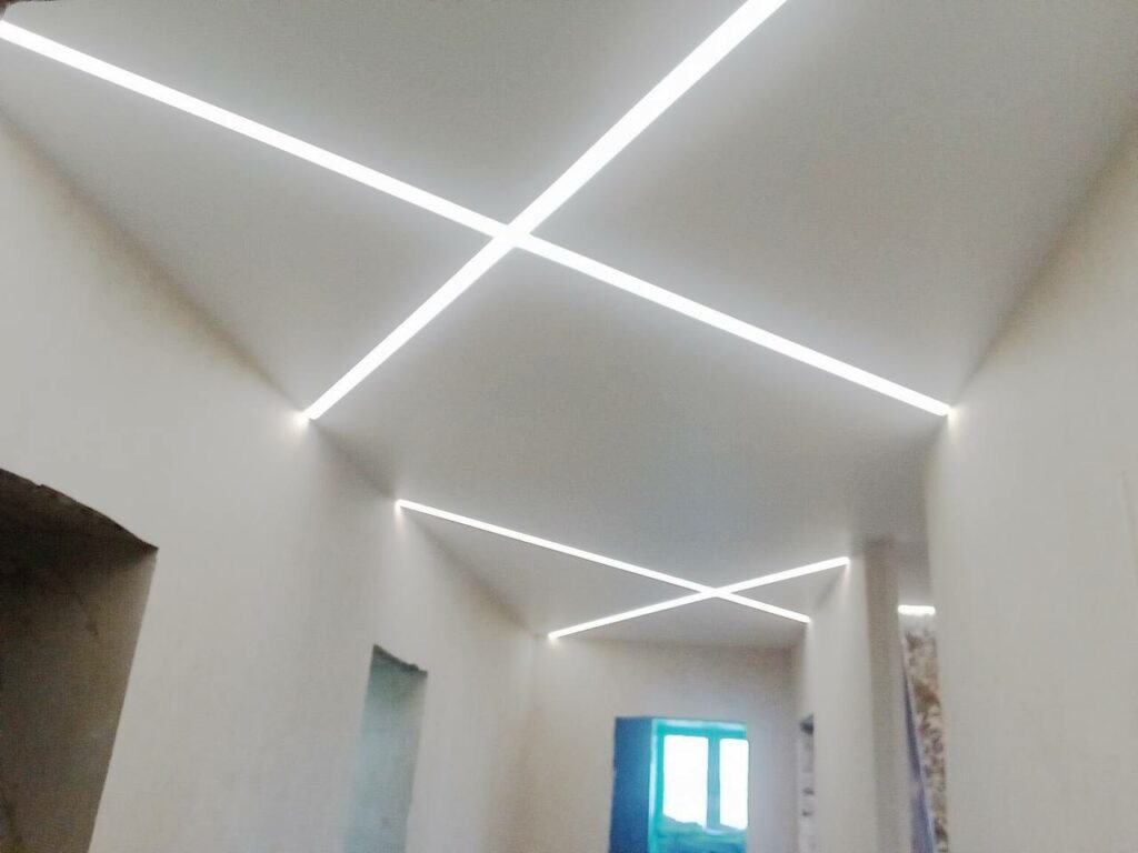 Натяжной потолок со световыми линиями – тренд 2022 года и выбор дизайнеров. Эксперт компании «Репа» ответит: достаточно ли света от парящих линий на натяжном потолке? 💡