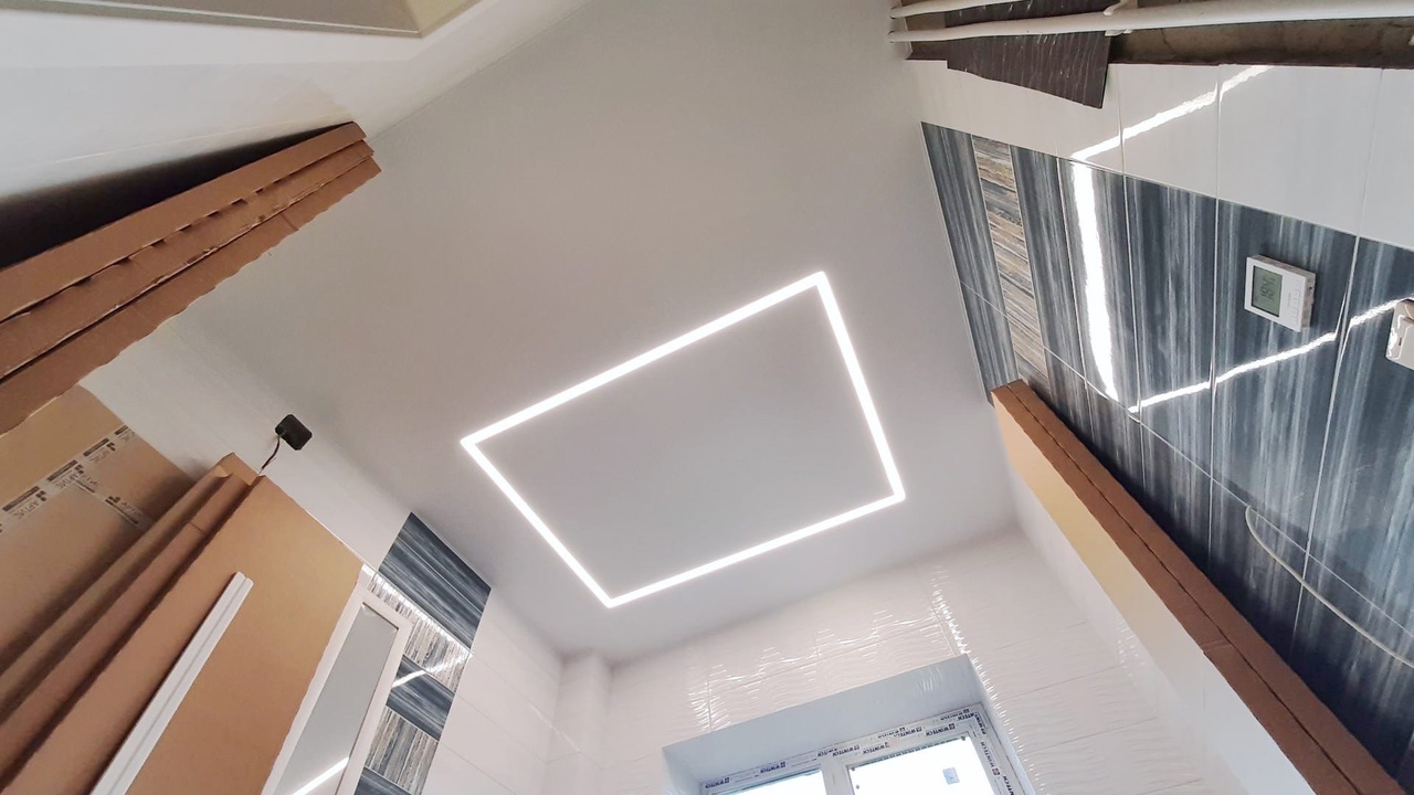 Посмотрите, как натяжной потолок эффектно дополняет интерьер ...