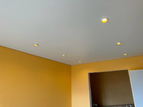 Даже с точечными светильниками можно сделать разный дизайн натяжного потолка!