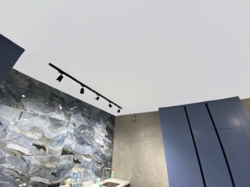 Кому доверить установку натяжных потолков?